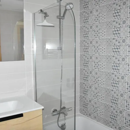 Apartment Bel Avec Terrasse, Proche Du Telepherique Et Centre Aquatique A - Fr-1-464-205 *